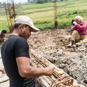 Talon rakennusta Nepalin maaseudulla