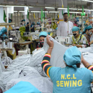 Vaatetyöntekijöitä bangladeshlaisessa tehtaassa