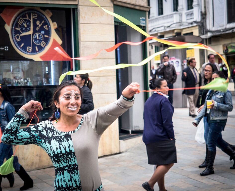 Nainen esittää sirkustaidetta Kolumbian Medellinin kaupungin kadulla