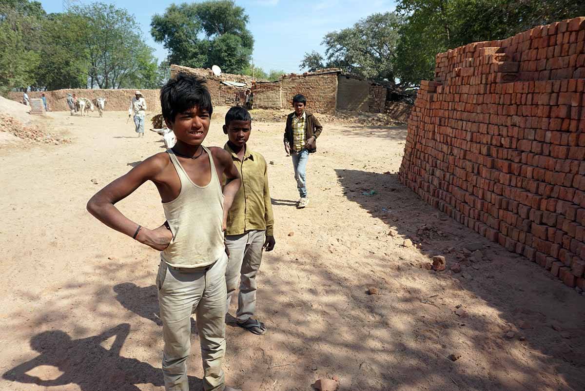 Lapsityöläisiä Intian tiilitehdasalueella