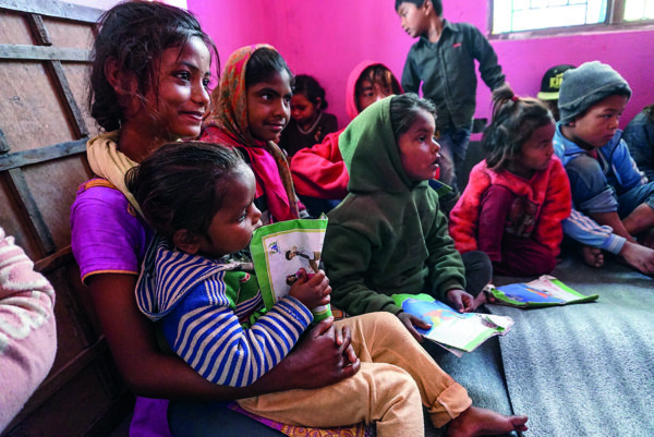 Kuvassa lapsia nepalilaisessa koulussa.