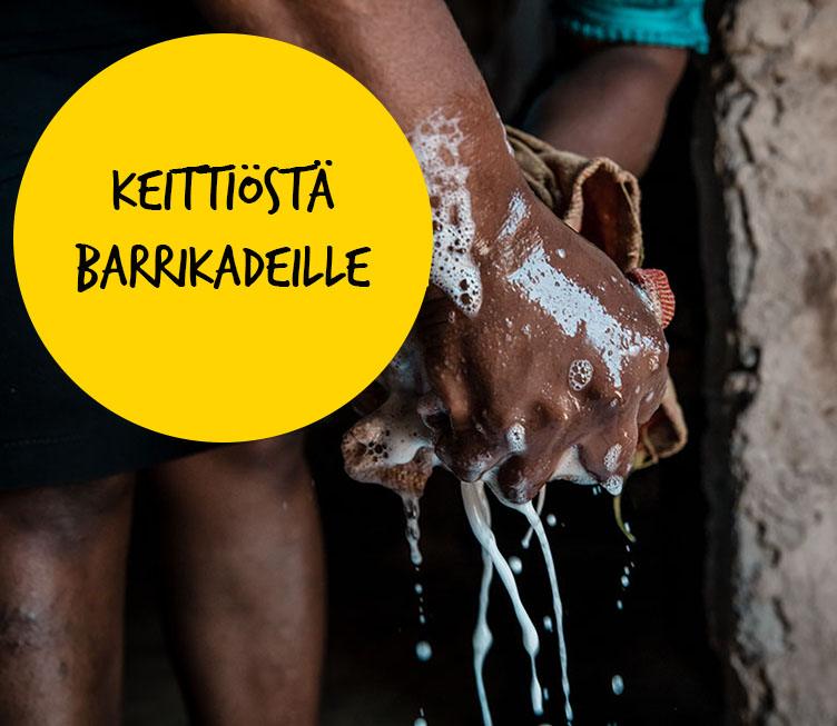 Kuvassa kotiapulaisen kädet. Keltaisessa ympyrässä teksti: "Keittiöstä barrikadeille".