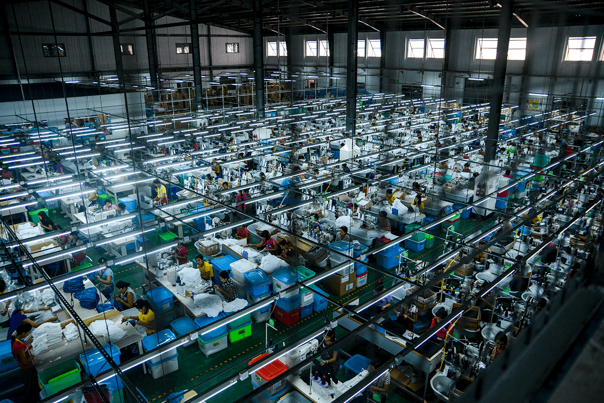Tekstiilitehdas Myanmarissa. Satoja ompelijoita kuvattu ylhäältä päin.