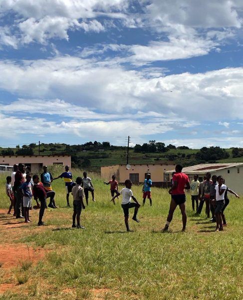 Opettaja ja lapsia koulun pihalla Swasimaassa