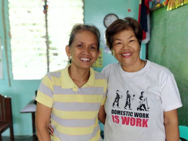 Hymyilevät naiset Filippiineiltä