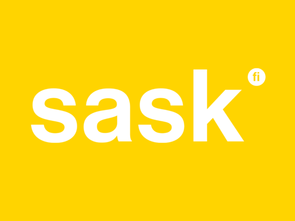 SASKin valkoinen logo keltaisella taustalla