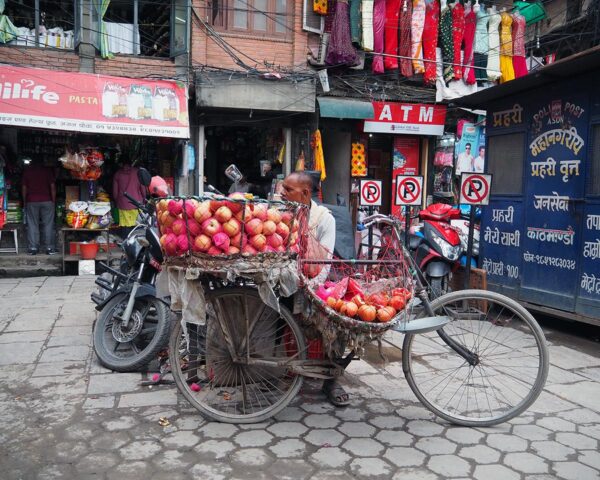 Nepalilainen hedelmäkauppias kadulla