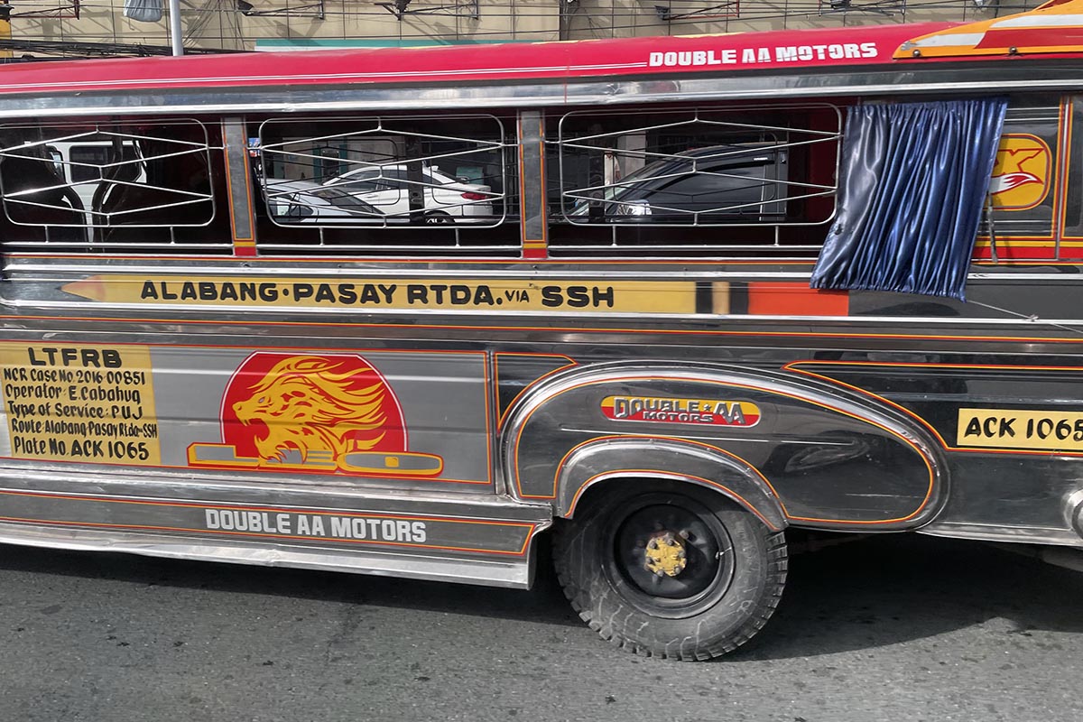 Filippiineillä yleinen joukkoliikenneväline jeepney