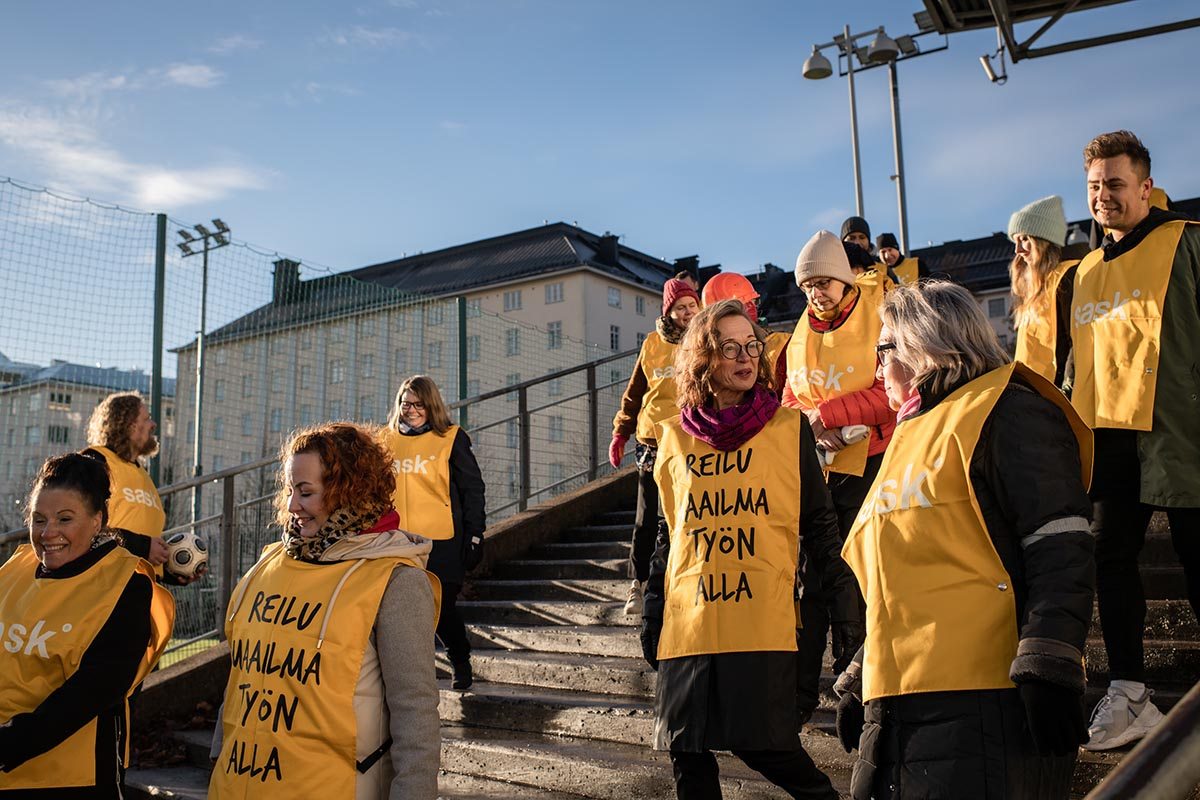 Joukko SASKin vapaaehtoisia Helsingin Olympiastadionilla