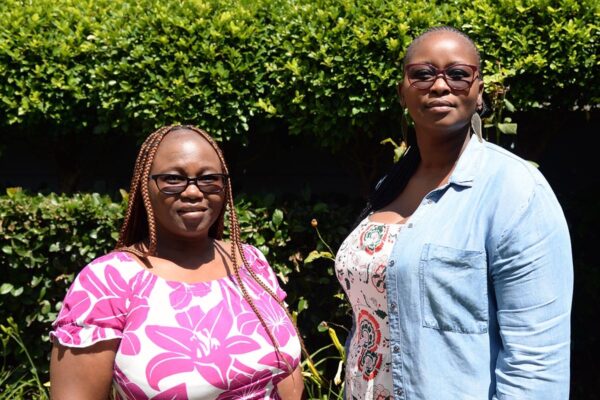 Kaksi eswatinilaista naista poseeraa ylpeänä kameralle