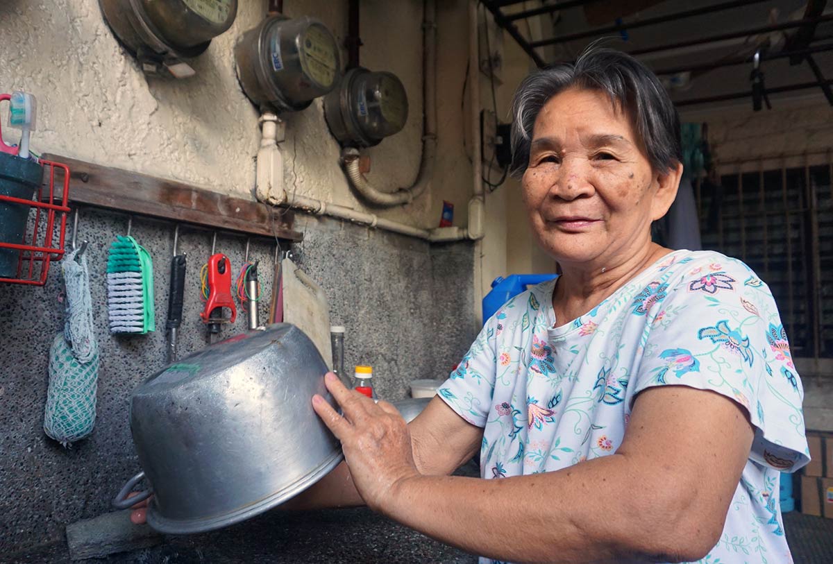 Kotiapulainen pesee kattilaa Filippiineillä