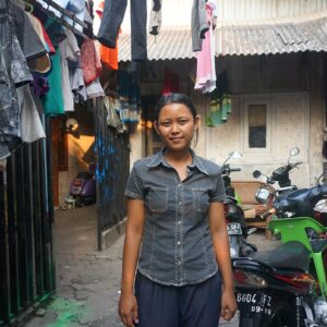 Indonesialainen kotiapulaisaktivisti Nur kapealla kujalla maan pääkaupungissa Jakartassa