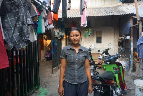 Indonesialainen kotiapulaisaktivisti Nur kapealla kujalla maan pääkaupungissa Jakartassa