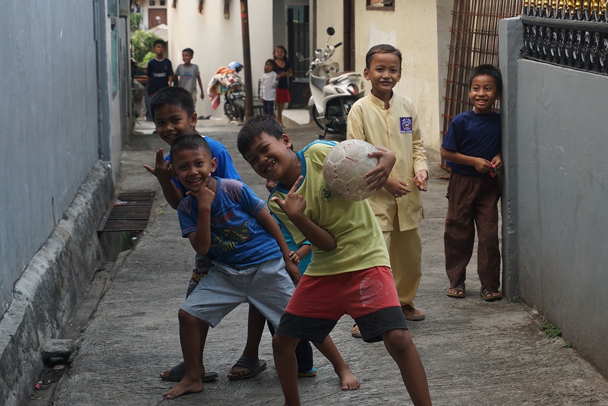 Jakartan kotiapulaisten asuttaman slummin lapsia.