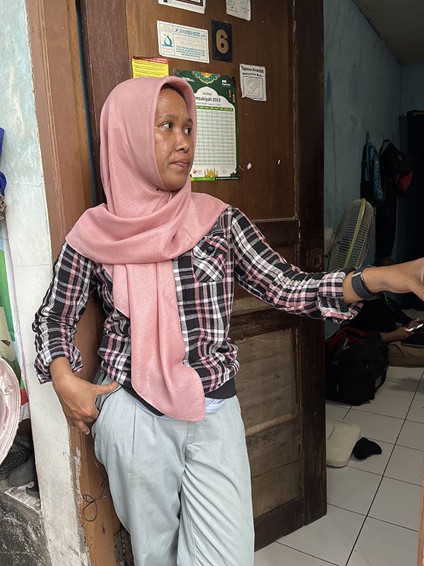 Indonesialainen huivipäinen nainen katsoo kameran ohi