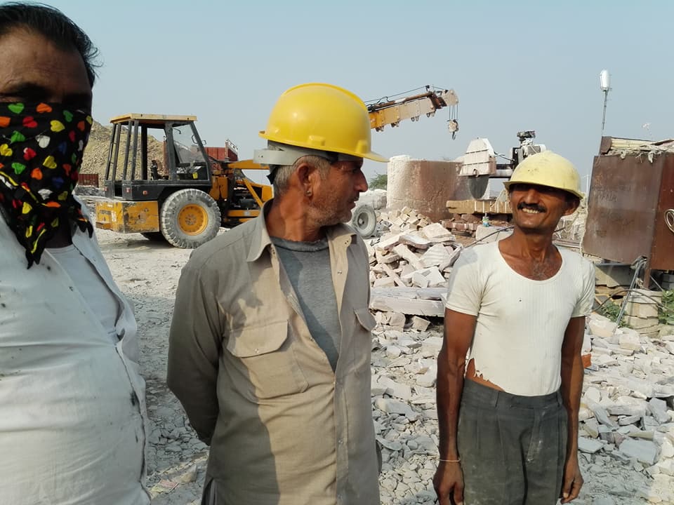 Intialaisia kaivostyöntekijöitä työmaalla kypärät päässä