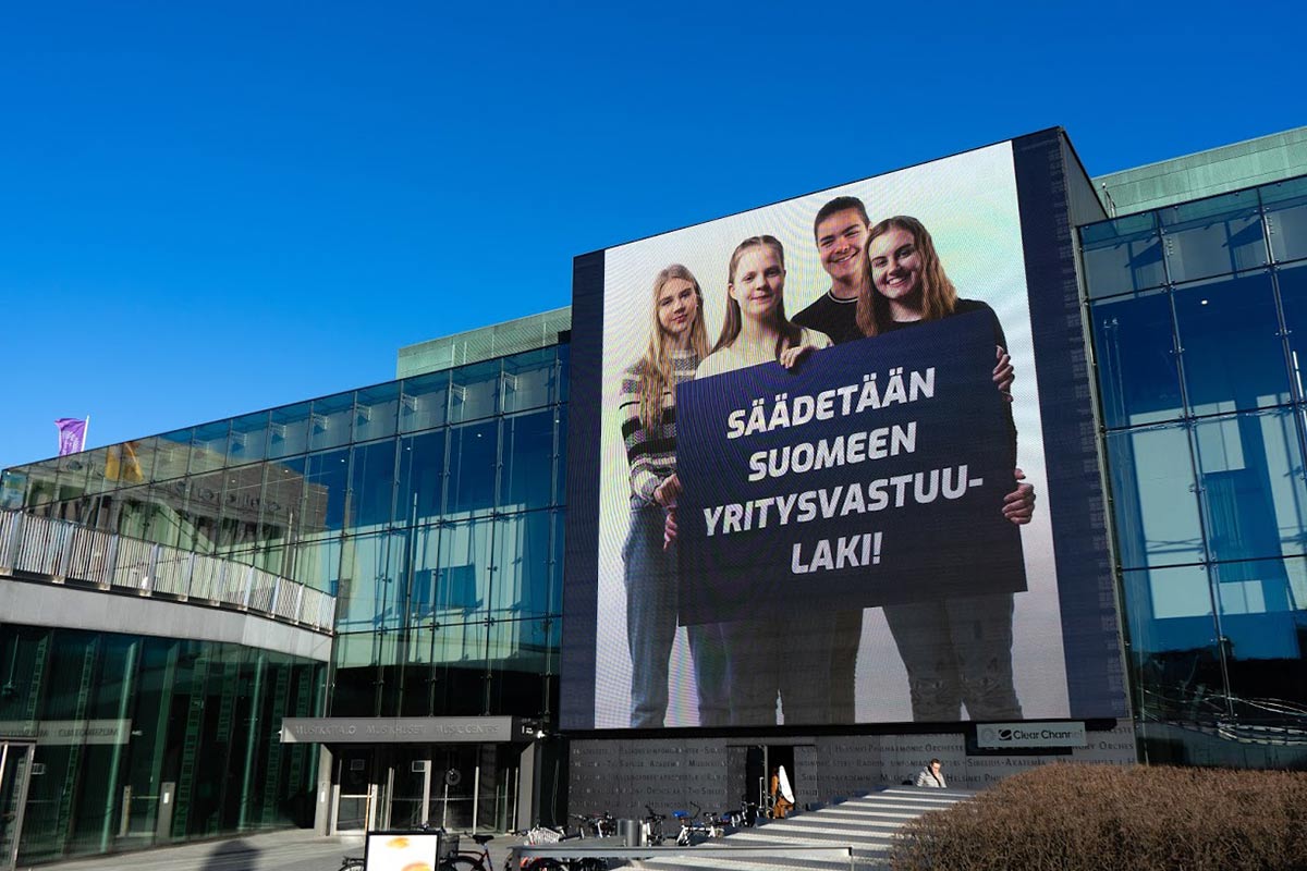 Ykkösketjuun-kampanjamainos julkisen rakennuksen seinässä