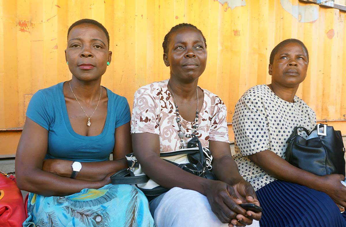 Mosambikin kottiapulaiset odottavat työn alkamista