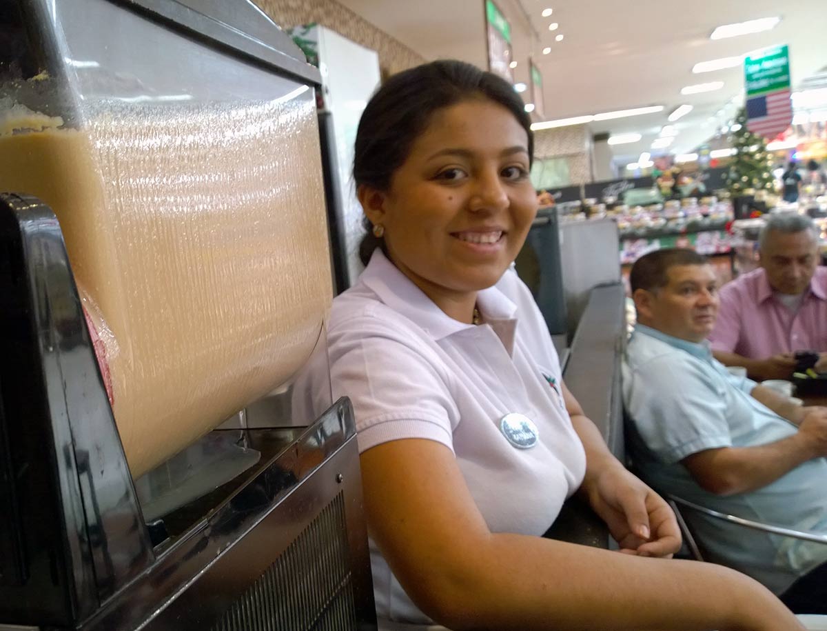 Kauppaketjun kahvilan työntekijä Kolumbiassa