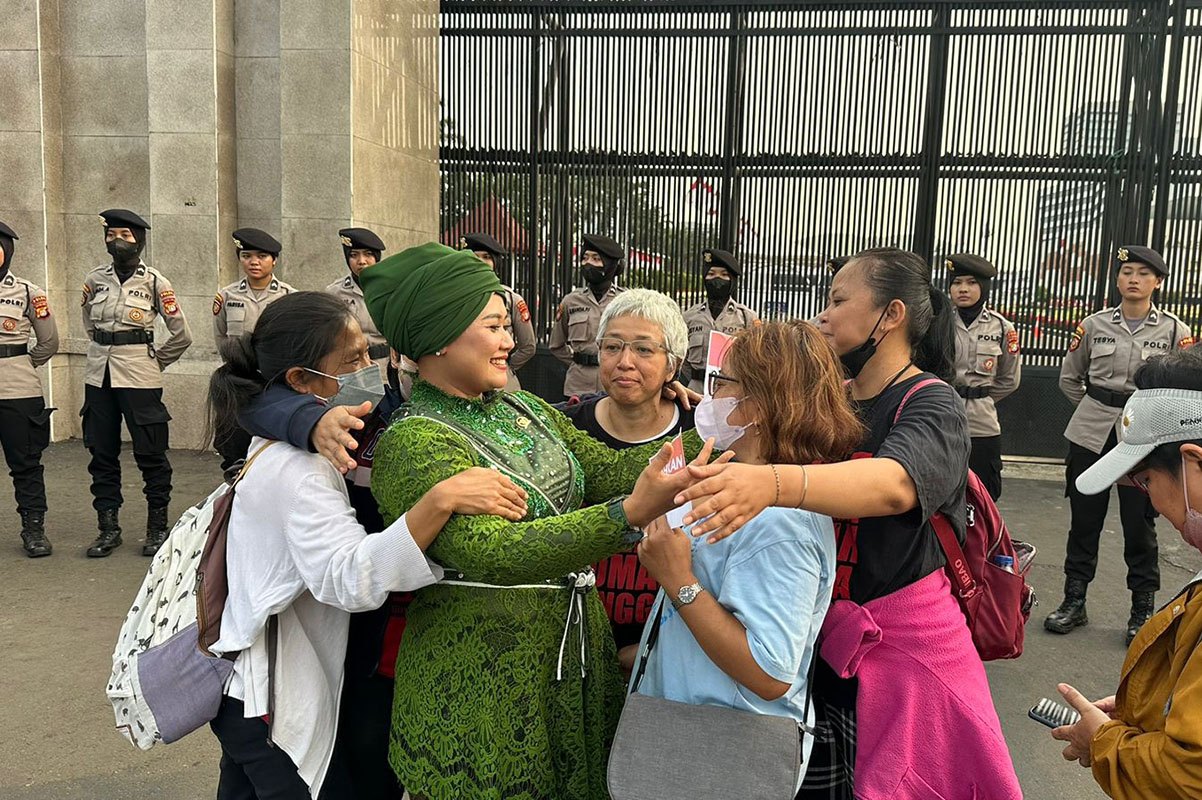 Joukko indonesialaisia kotiapulaisia parlamenttitalon edessä