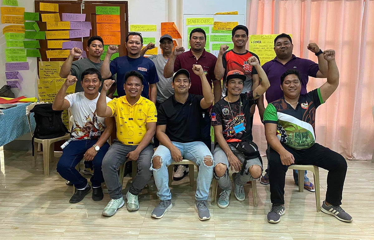 11 filippiiniläistä miestä poseeraa ryhmäkuvassa iloisina