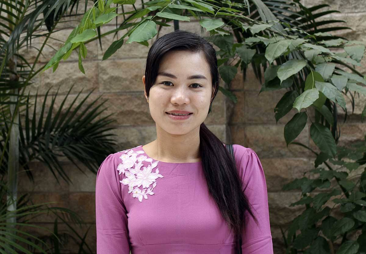 Myanmarilainen vaatetyöntekijä Honey Oo