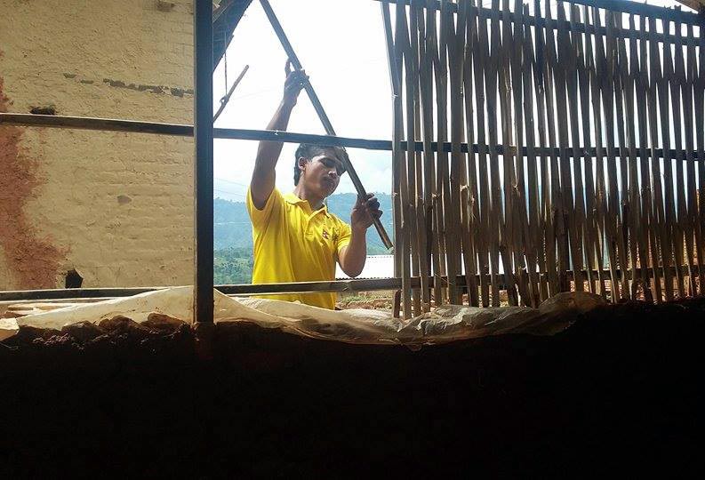 Mies rakentaa taloa Nepalissa maanjäristyksen jälkeen