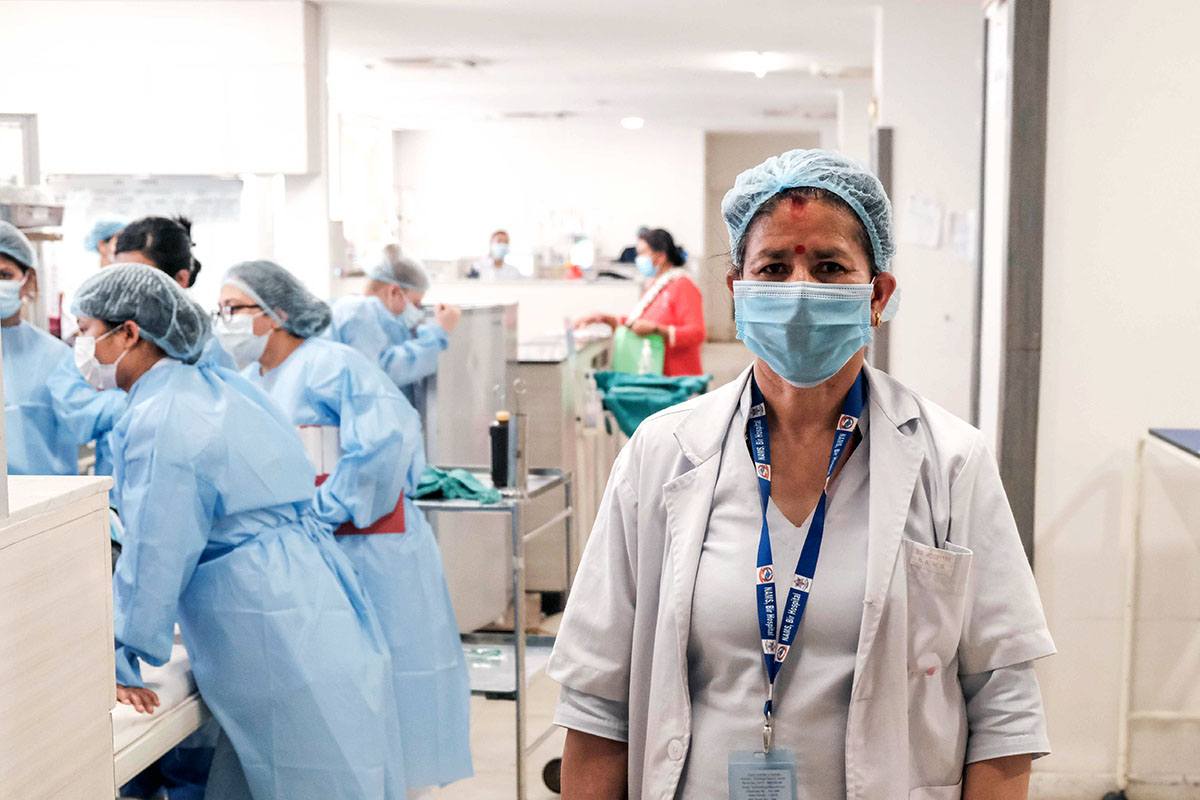 Katmandulaisen sairaalan johtava hoitaja Sarita Rokaya Rowal