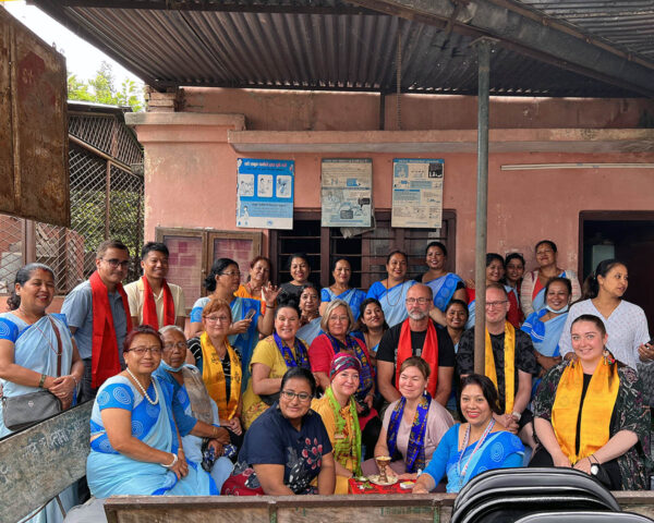 SASKin Nepalin opintomatkaajat ryhmäkuvassa tapaamassa vapaaehtoisia terveyssisaria