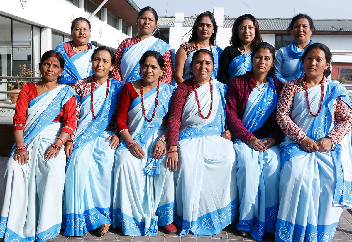 Nepalin yhteisöterveydenhoitajia sinisssä sareissaan
