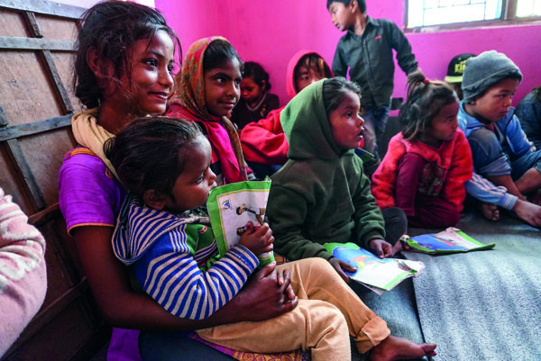 Kuvassa lapsia nepalilaisessa koulussa. 