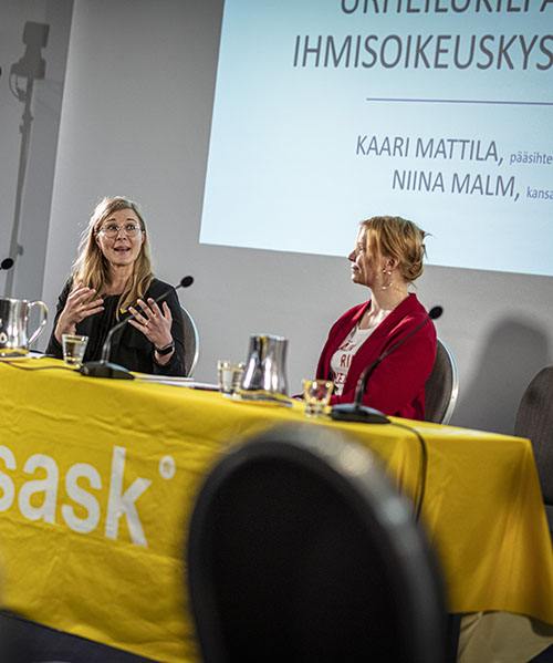 Kansanedustaja Niina Malm ja Ihmisoikeusliiton Kaari Mattila SASKin seminaarissa