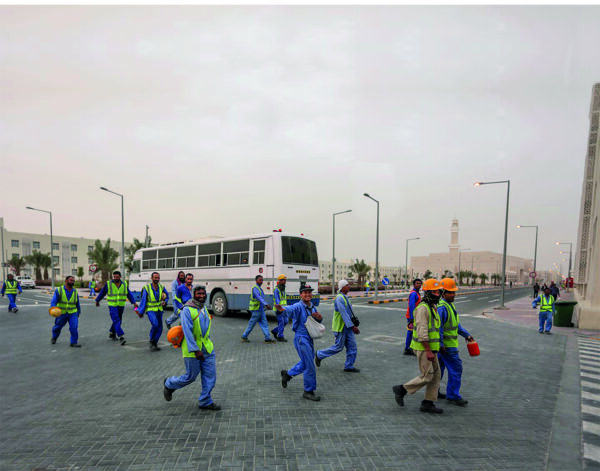 Tehtävä Qatarissa – jalkapallon MM kisojen-lähestyessä upporikas öljymaa on taipunut siirtotyöntekijöiden asemaa parantaviin uudistuksiin