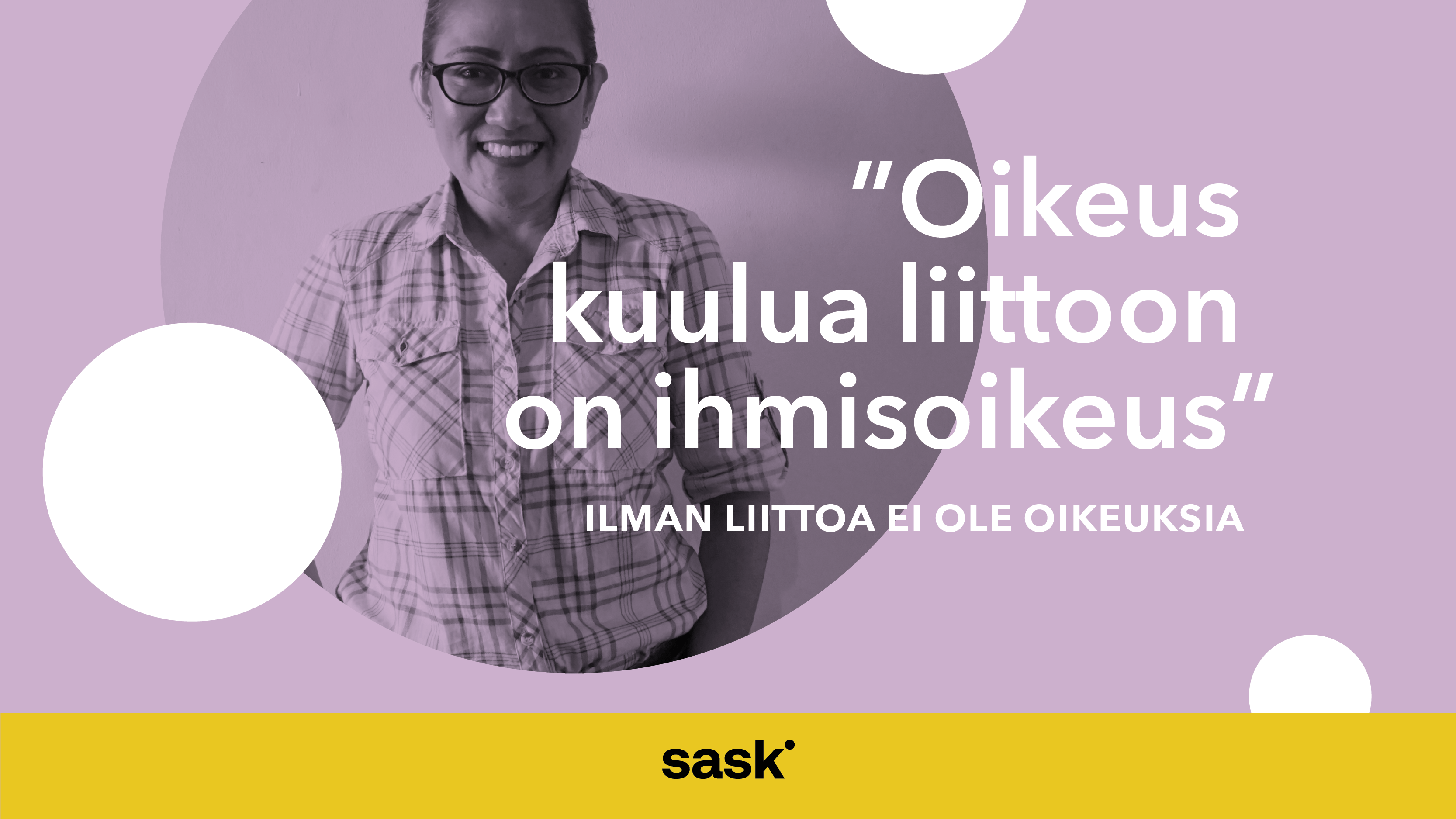 Nainen hymyilee kuvassa violetilla taustalla. Kuvassa teksti: "Oikeus kuulua liittoon on ihmisoikeus"