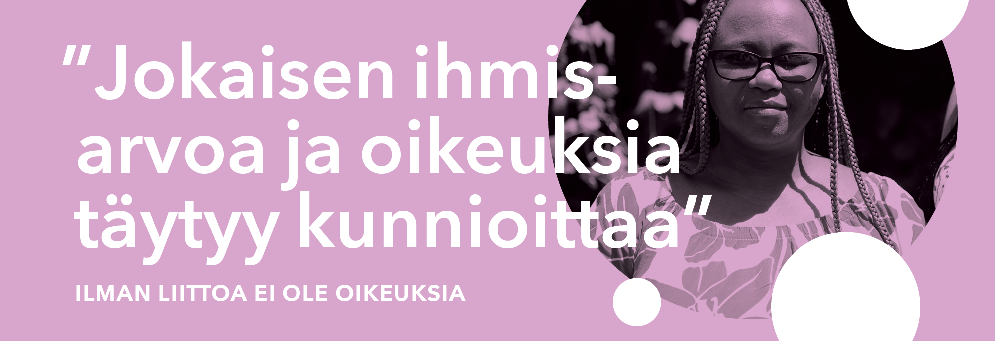 Nainen katsoo kameraan ja violetilla pohjalla teksti "Jokaisen ihmisarvoa ja oikeuksia täytyy kunnioittaa"