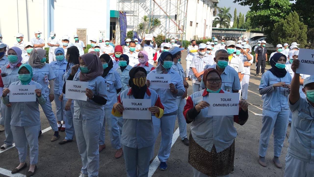 Mielenosoittajia Indonesiassa.