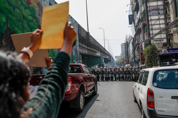 Myanmarin työntekijät mukana rauhanomaisissa protesteissa – armeija pidättää ay-väkeä