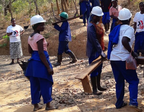 Malawissa naiset tekevät enää päivävuoroa