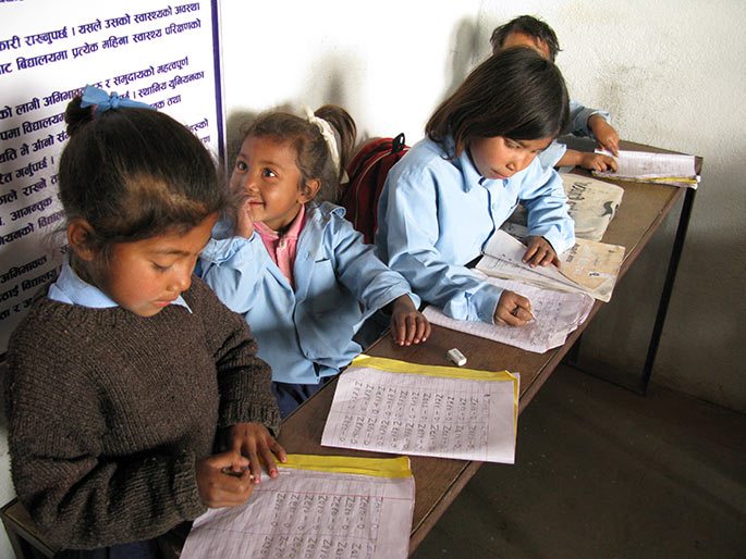 Nepalilaisia pieniä koululaisia