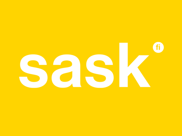 sask_logo_nega_keltainenpohja