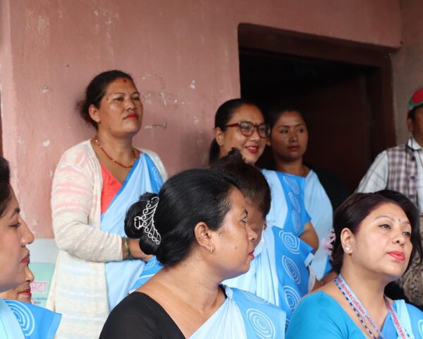 Nepalin vapaaehtoisia terveyssisaria sinisissä sareissa
