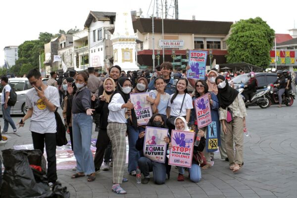 Indonesialaisen Serbuk-ammattiliiton aktiiveja kampanjoimassa kadulla sukupuolittunutta väkivaltaa vastaan.