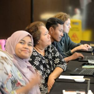 Indonesialaisia naisia ja yksi mies osallistumassa teollisuusalan ammattiliiton seminaariin