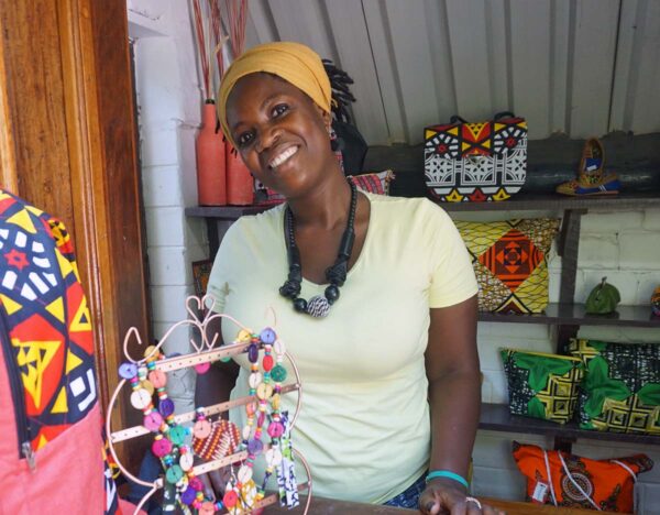 Nainen myy koruja hotellin kojussa Mosambikissa