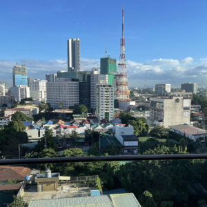 Kaupunkimaisema Filippiinien pääkaupungista Manilasta. Taka-alalla pilvenpiirtäjiä.