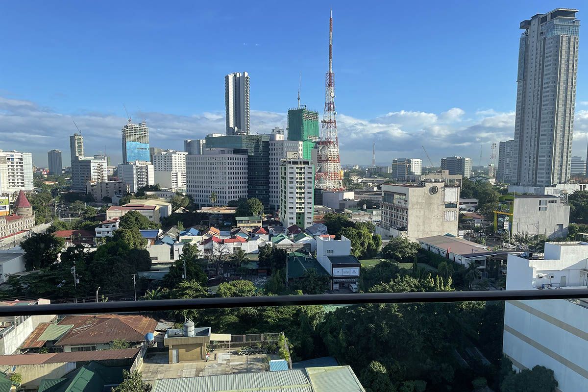 Kaupunkimaisema Filippiinien pääkaupungista Manilasta. Taka-alalla pilvenpiirtäjiä.