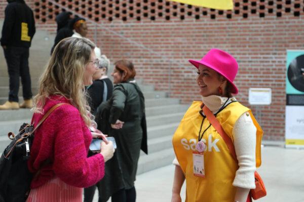 SASKin lähettiläitä juttelemassa keskenään Solidaarisuuspäivillä helmikuussa 2024