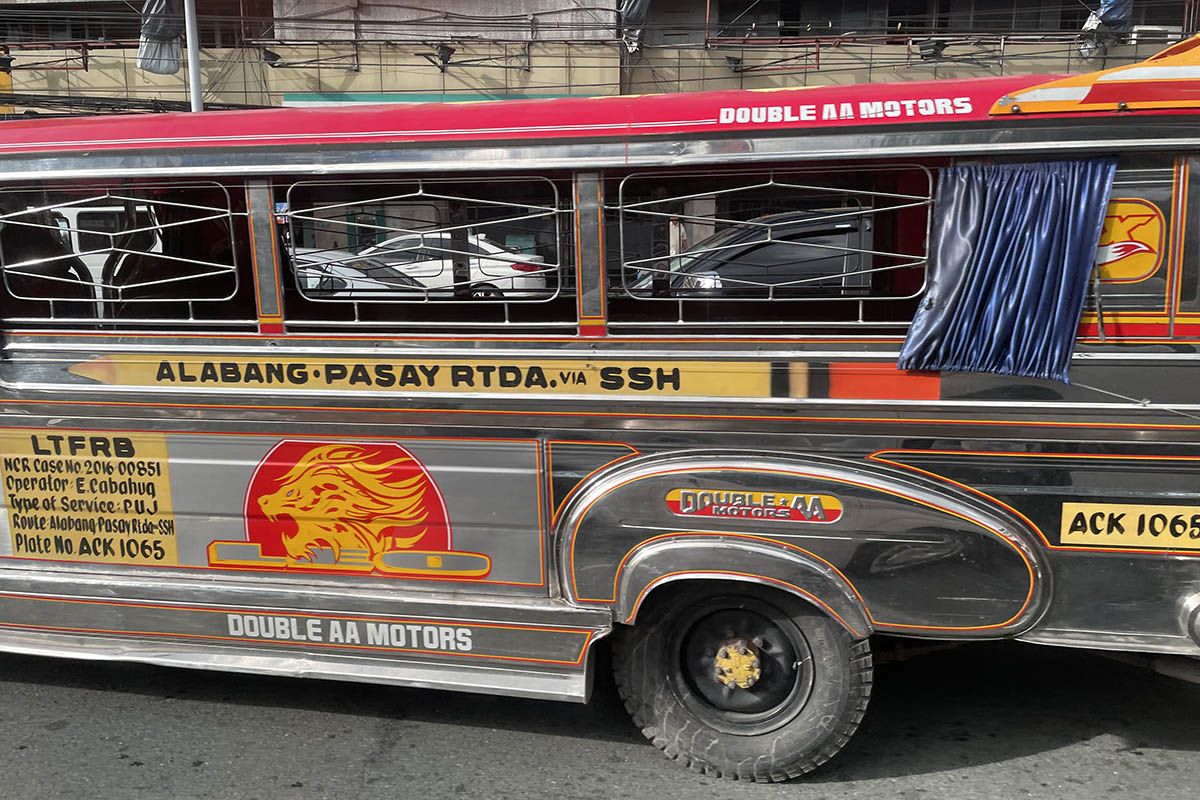 Filippiiniläinen jeepney-minibussi