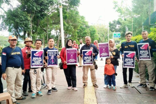 Indonesialaisia ammattiliittoaktiiveja kyltteineen tasa-arvoa puolustavassa mielenosoituksessa