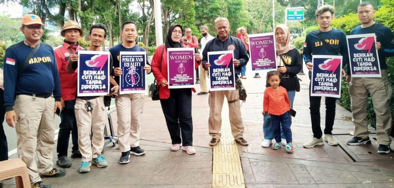 Indonesialaisia ammattiliittoaktiiveja kyltteineen mielenosoituksessa tasa-arvon puolesta